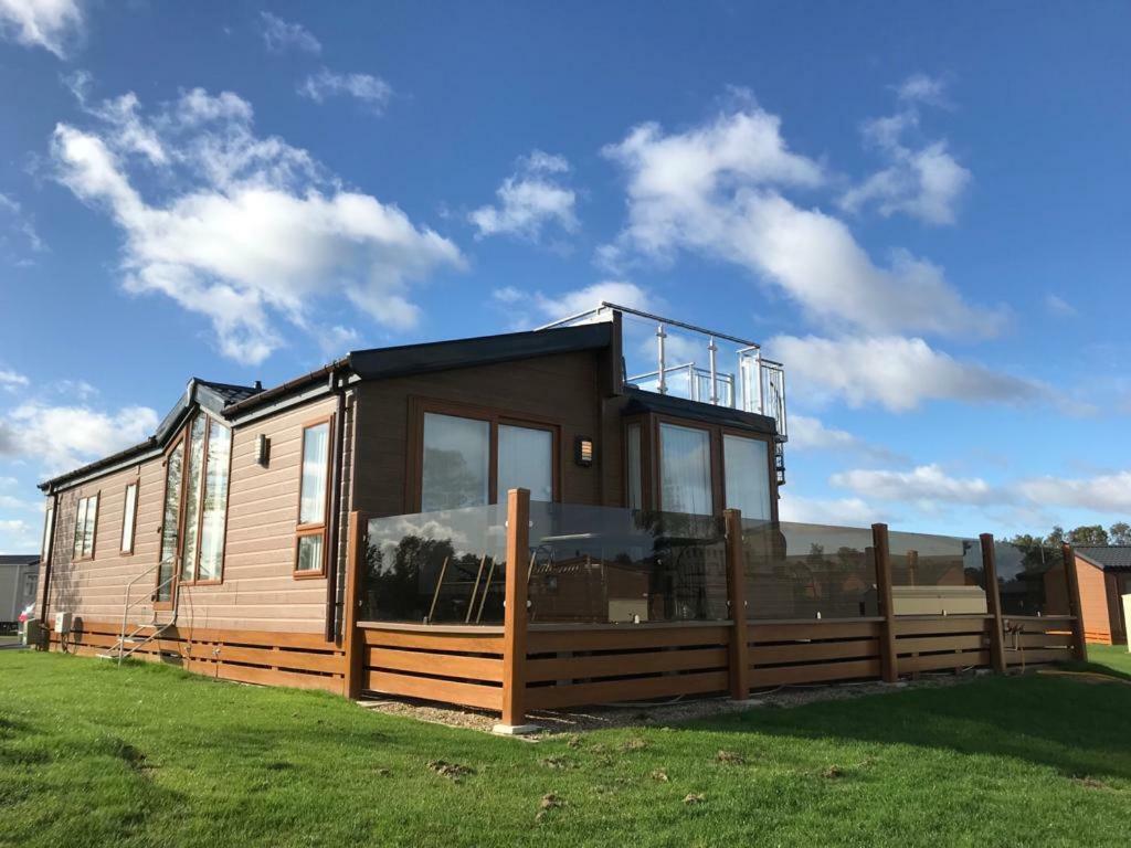 Hot Tub Hols In Bear Lodge With Roof Terrace Tattershall Eksteriør billede